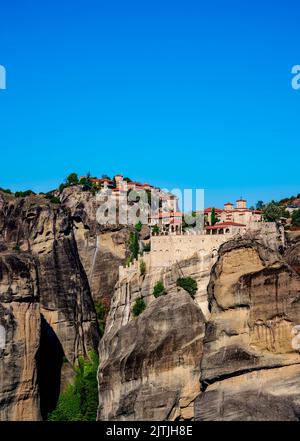 Vista verso i monasteri di Varlaam e il Grande Meteorone, Meteora, Tessaglia, Grecia Foto Stock
