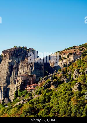 Vista verso i monasteri di Rousanou, il Grande Meteoron e Varlaam, Meteora, Tessaglia, Grecia Foto Stock