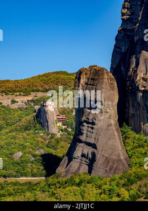 Vista verso il monastero di Rousanou, Meteora, Tessaglia, Grecia Foto Stock