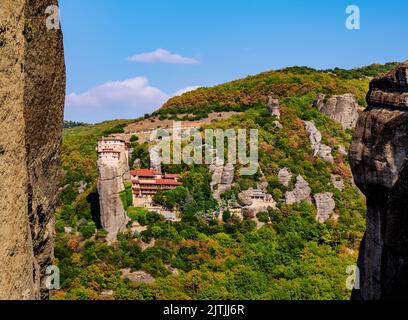 Vista verso il monastero di Rousanou, Meteora, Tessaglia, Grecia Foto Stock