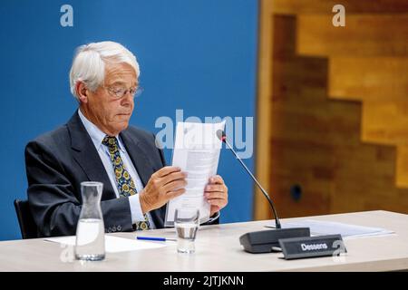 2022-08-31 14:05:06:19 L'AIA - Stan Dessens nella Sala d'indagine della Camera dei rappresentanti durante un'interrogazione pubblica della commissione d'inchiesta parlamentare per l'estrazione di gas naturale a Groningen. La commissione sta studiando gli anni della trivellazione del gas nella provincia. Dessens è stato, tra l'altro, Direttore Generale per l'energia presso il Ministero degli Affari economici tra il 1988 e il 1999. ANP ROBIN UTRECHT olanda fuori - belgio fuori Foto Stock