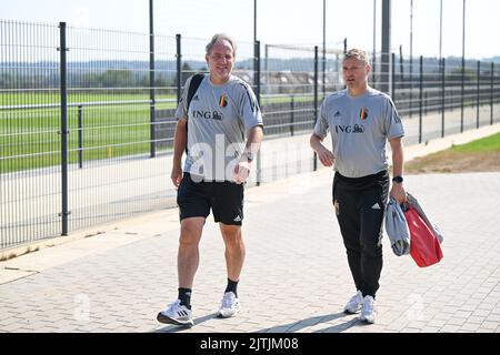 Tubize, Belgio, 31 agosto 2022. L'assistente tecnico belga Kris Vanderhaegen e l'allenatore capo belga Ives Serneels, raffigurati durante una sessione di allenamento della nazionale belga di calcio femminile The Red Flames, a Tubize, mercoledì 31 agosto 2022. Venerdì la squadra norvegese giocherà nelle qualifiche per i Campionati del mondo. FOTO DI BELGA DAVID CATRY Foto Stock