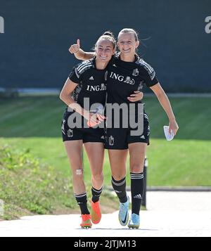 Tubize, Belgio, 31 agosto 2022. Tessa Wullaert del Belgio e Hannah Eurlings del Belgio hanno illustrato durante una sessione di allenamento della nazionale belga di calcio femminile The Red Flames, a Tubize, mercoledì 31 agosto 2022. Venerdì la squadra norvegese giocherà nelle qualifiche per i Campionati del mondo. FOTO DI BELGA DAVID CATRY Foto Stock