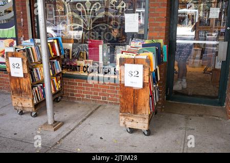 New York, NY, USA - 30 agosto 2022: Scaffali di libri in vendita sul marciapiede all'Alabaster Bookshop sulla 4th Ave a Manhattan Foto Stock