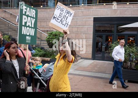 Il personale che lavora per REACH PLC si trova sulla linea di picket dell'Unione Nazionale dei giornalisti (NUJ) a Canary Wharf, nei Docklands di Londra, il 31st agosto 2022. I membri NUJ di tutti i titoli REACH includono quelli di The Daily Mirror, Daily Express e Manchester Evening News. L'Unione Nazionale dei giornalisti dice che circa 1.150 membri che lavorano per i titoli REACH plc hanno iniziato il primo di quattro giorni di azione di sciopero nel tentativo di garantire un aumento dello stipendio. I membri della NUJ hanno votato per rifiutare un'offerta di pagamento del 3% da parte dell'azienda. Foto Stock
