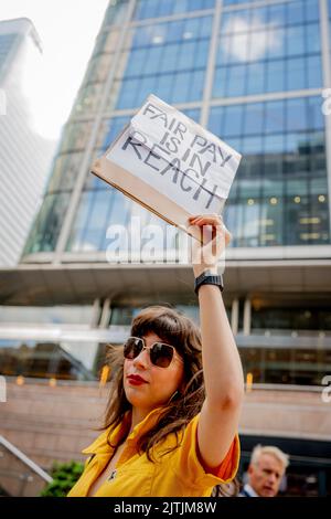 Il personale che lavora per REACH PLC si trova sulla linea di picket dell'Unione Nazionale dei giornalisti (NUJ) a Canary Wharf, nei Docklands di Londra, il 31st agosto 2022. I membri NUJ di tutti i titoli REACH includono quelli di The Daily Mirror, Daily Express e Manchester Evening News. L'Unione Nazionale dei giornalisti dice che circa 1.150 membri che lavorano per i titoli REACH plc hanno iniziato il primo di quattro giorni di azione di sciopero nel tentativo di garantire un aumento dello stipendio. I membri della NUJ hanno votato per rifiutare un'offerta di pagamento del 3% da parte dell'azienda. Foto Stock