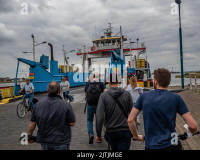 Si vedono persone che aspettano di prendere il traghetto. La spiaggia di Hoek van Holland è larga 250 metri e lunga 3,5 km e si trova nell'angolo sud-occidentale dell'Olanda, da qui il nome. Dietro di loro si trovano le dune con piste ciclabili ed escursionistiche liberamente accessibili. Durante la seconda guerra mondiale, The Hook fu uno dei luoghi più importanti per la Wehrmacht a causa del suo porto, che costituiva una parte importante e strategica del Muro Atlantico. A causa del bel tempo di questo fine settimana, gli olandesi e i turisti stranieri potrebbero godersi la spiaggia camminando, nuotando e pescando. Foto Stock