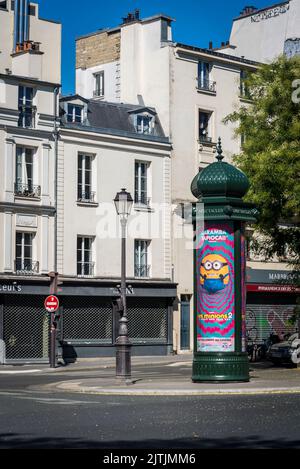 Iconica colonna Morris con poster colorati spettacoli pubblicitari, Parigi, Francia Foto Stock