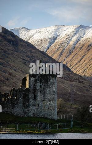 Guardando attraverso Loch Awe al Castello di Kilchurn nelle Highlands scozzesi di Argyll e Bute, Scozia Foto Stock