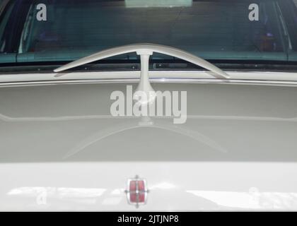 Spoiler a forma di boomerang su una classica Lincoln car bianca in paesaggio Foto Stock