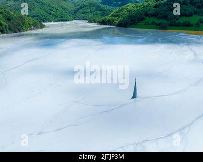 Immagine dal Lago Geamana - Un laghetto di chiodatura tossico della cava di rame di Rosia Poieni nella contea di Alba, Romania Foto Stock