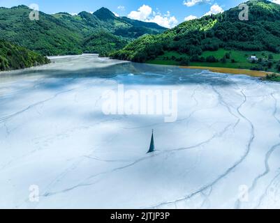 Immagine dal Lago Geamana - Un laghetto di chiodatura tossico della cava di rame di Rosia Poieni nella contea di Alba, Romania Foto Stock