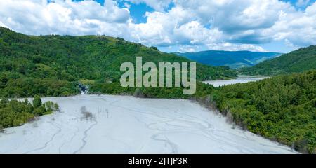 Immagine dal Lago Geamana - Un laghetto di chiodatura tossico della cava di rame di Rosia Poieni nella contea di Alba, Romania Foto Stock