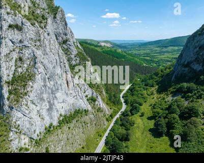 Vista del castello 'Templul Cavalerilor' - da Cheile Valisoarei, Valisoara, Alba contea, Romania Foto Stock