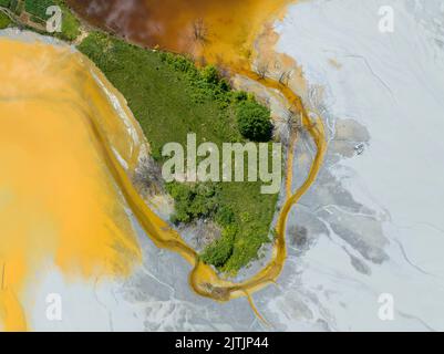 Immagine dal Lago Geamana - Un laghetto di chiodatura tossico della cava di rame di Rosia Poieni nella contea di Alba, Romania Foto Stock