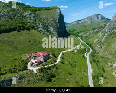 Vista del castello 'Templul Cavalerilor' - da Cheile Valisoarei, Valisoara, Alba contea, Romania Foto Stock