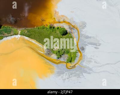 Immagine dal Lago Geamana - Un laghetto di chiodatura tossico della cava di rame di Rosia Poieni nella contea di Alba, Romania Foto Stock