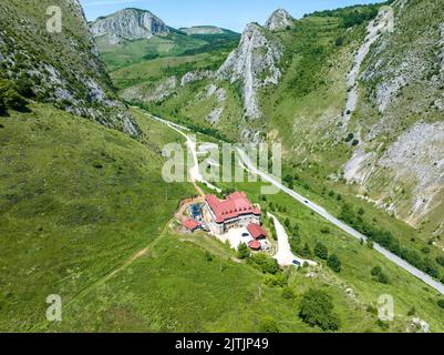 Vista del castello 'Templul Cavalerilor' - da Cheile Valisoarei, Valisoara, Alba contea, Romania Foto Stock