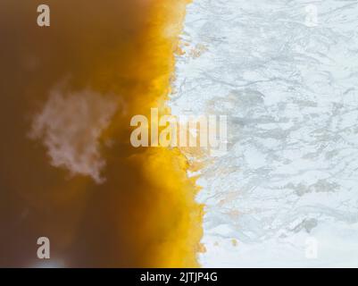 Immagine dal Lago Geamana - Un laghetto di chiodatura tossico della cava di rame di Rosia Poieni nella contea di Alba, Romania Foto Stock