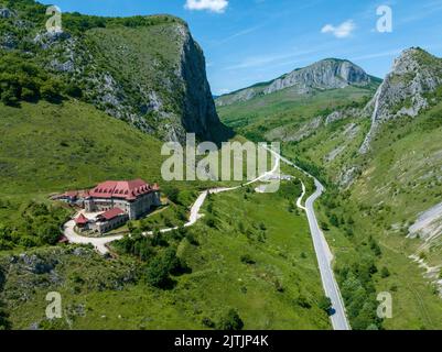 Vista del castello 'Templul Cavalerilor' - da Cheile Valisoarei, Valisoara, Alba contea, Romania Foto Stock