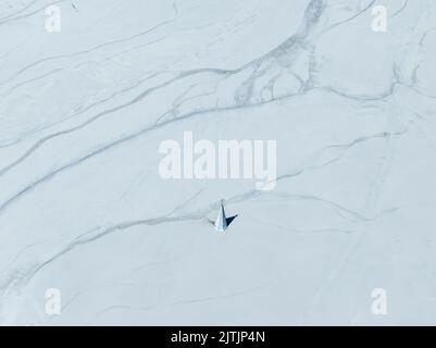 Immagine dal Lago Geamana - Un laghetto di chiodatura tossico della cava di rame di Rosia Poieni nella contea di Alba, Romania Foto Stock