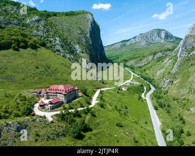 Vista del castello 'Templul Cavalerilor' - da Cheile Valisoarei, Valisoara, Alba contea, Romania Foto Stock