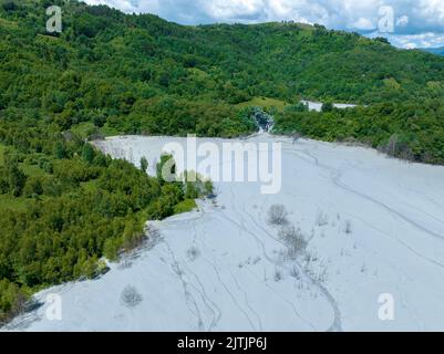 Immagine dal Lago Geamana - Un laghetto di chiodatura tossico della cava di rame di Rosia Poieni nella contea di Alba, Romania Foto Stock