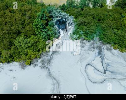 Immagine dal Lago Geamana - Un laghetto di chiodatura tossico della cava di rame di Rosia Poieni nella contea di Alba, Romania Foto Stock