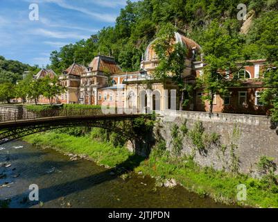 Terme imperiali di Nettuno da Baile Herculane, Romania - edifici storici dell'epoca imperiale austro-ungarica Foto Stock