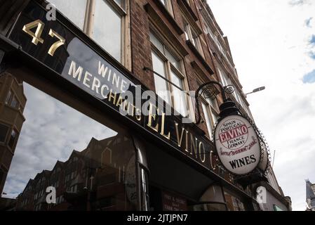 Negozio di vini e bar El vino - un famoso ritrovo di giornalisti e barrister immortalato come 'Pomeroys' in Rumpole of the Bailey, Londra, Inghilterra, Regno Unito Foto Stock