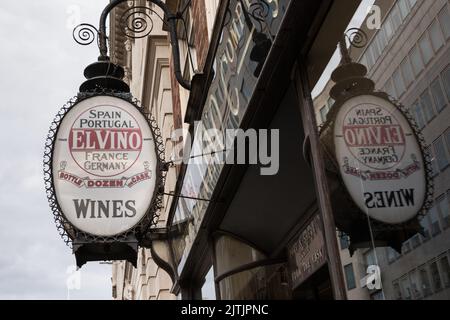 Negozio di vini e bar El vino - un famoso ritrovo di giornalisti e barrister immortalato come 'Pomeroys' in Rumpole of the Bailey, Londra, Inghilterra, Regno Unito Foto Stock