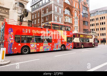 Autobus turistici fuori dall'ex Dundee sede Sunday Post e uffici People's Friend su Fleet Street, Londra, Inghilterra, Regno Unito. Foto Stock