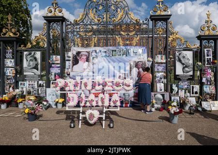 Londra, Regno Unito. 31st agosto, 2022. Striscioni, immagini e tributi floreali sono stati collocati fuori dalla porta di Kensington Palace in memoria della principessa Diana nel 25th° anniversario della sua morte a seguito di un incidente d'auto a Parigi. Credit: Wiktor Szymanowicz/Alamy Live News Foto Stock