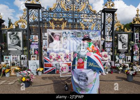 Londra, Regno Unito. 31st agosto, 2022. I fan reali si riuniscono fuori Kensington Palace per rendere omaggio alla principessa Diana nel 25th° anniversario della sua morte in seguito a un incidente d'auto a Parigi. Credit: Wiktor Szymanowicz/Alamy Live News Foto Stock