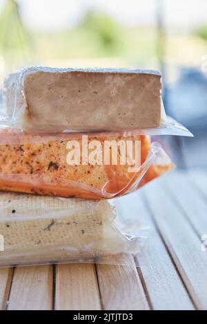 Vegan cagliata di fagioli assortita, tofu sul tavolo di legno. Alternativa un alimento a base di soia, prodotto naturale. Foto Stock