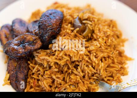 Jollof riso e Plantain pronti a mangiare Foto Stock