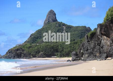 Boldro spiaggia con Pico Hill sullo sfondo, arcipelago Fernando de Noronha, Pernambuco, Brasile. Foto Stock