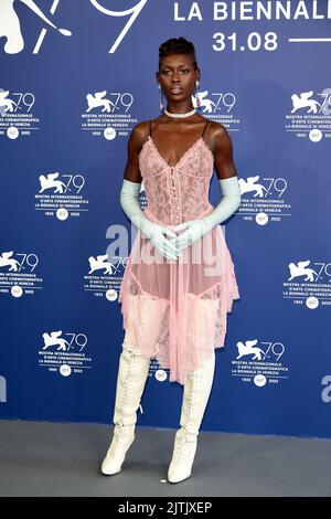 Venezia, Italia. 31st ago, 2022. 79th Venice Film Festival 2022, giorno 1   Photocall del film White Nose pictured: Jodie Turner-Smith Credit: Independent Photo Agency/Alamy Live News Foto Stock