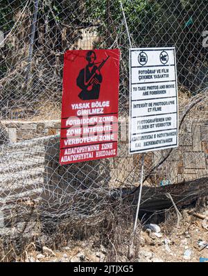 Varosha, Cipro - 23 agosto 2022 - zona proibita nella località fantasma abbandonata di Varosha, Famagosta, Cipro Foto Stock
