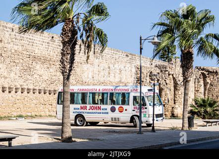 Varosha, Cipro - 23 agosto 2022 - il signor John Authentic Famagusta e la linea di divisione Verde tour nella città fantasma di Varosha, Famagusta, Cipro Foto Stock