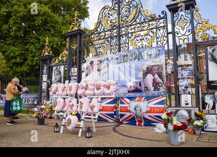 Londra, Regno Unito. 31st agosto 2022. Fiori e tributi fuori Kensington Palace nel 25th° anniversario della morte della principessa Diana. Credit: Vuk Valcic/Alamy Live News Foto Stock