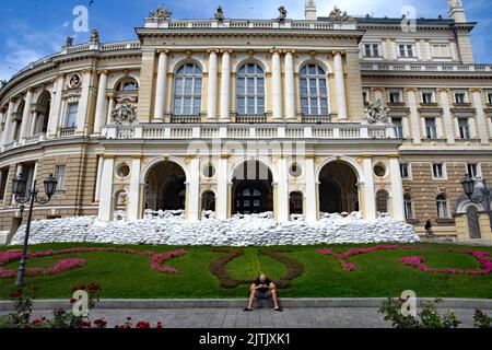 Odessa, Ucraina. 10th ago, 2022. Odessa Teatro Nazionale Accademico di Opera e Balletto. Cartelloni con messaggi politici e edifici danneggiati sono alcuni dei segni di guerra a Odessa, Ucraina, agosto 2022. Le forze militari russe entrarono nel territorio ucraino il 24 febbraio 2022. (Foto di Teun Voeten/Sipa USA) Credit: Sipa USA/Alamy Live News Foto Stock