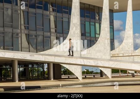 Brasília, Distretto Federale, Brasile – 25 dicembre 2022: Un soldato sulla rampa del Palazzo Planalto in Brasile. Progetto del brasiliano Oscar Niemeyer. Foto Stock