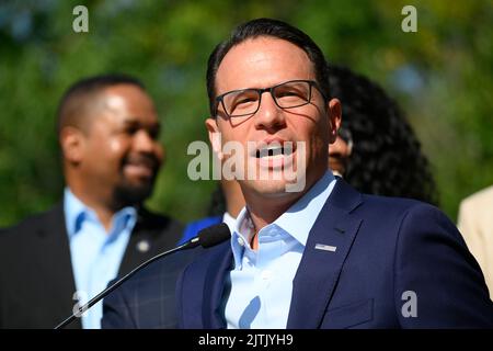 Philadelphia, Stati Uniti. 31st ago, 2022. Josh Shapiro, Austin Davis, affiancato da funzionari locali eletti e membri della comunità nera, denuncia l'estremismo di Doug MastrianoÕs durante la conferenza stampa alla SoldiersÕ della Guerra civile e al Monumento di SailorsÕ a Filadelfia, PA, il 31 agosto 2022. Shapiro, Davis e i leader neri della comunità denunciano Doug Mastriano per aver indossato un'uniforme della Guerra civile in una foto recentemente pubblicata, mentre il candidato repubblicano nella gara dei Governatori della Pennsylvania era un membro della facoltà dello U.S. Army War College. Credit: OOGImages/Alamy Live News Foto Stock