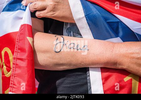 Londra, Regno Unito. 31 agosto 2022 Un fan reale mostra il suo braccio tatuato con il nome Diana nel 25th° anniversario della sua morte, avvenuta il 31 agosto 1997. Credit. amer Ghazzal/Alamy Live News Foto Stock