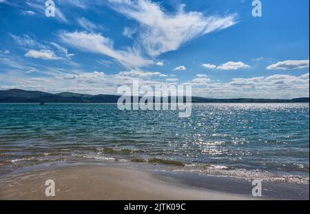 Guardando attraverso l'estuario Dyfi/Dovey da Aberdyfi/Aberdovey verso Ynyslas, Aberdyfi/Aberdovey, Gwynedd, Galles Foto Stock