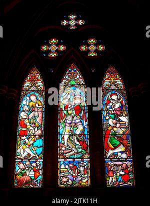 Vetrata raffigurante San Giorgio che uccide il drago, la Cattedrale di Hereford, Herefordshire, Inghilterra Foto Stock