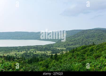 Paesaggio naturale dell'isola di Kunashir, vista sulla caldera del vulcano Golovnin con laghi caldi Foto Stock