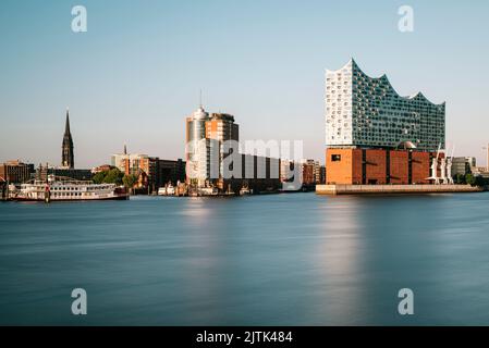 St.Nikolai, Überseebrücke, Speicherstadt, Elbphilharmonie und Hafenity im Hamburger Hafen in der Abendsonne, Deutschland Foto Stock