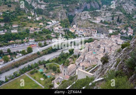 Una vista della città di Entrevaux in Provenza dalla cima della cittadella. Foto Stock